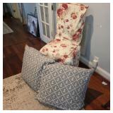 Chair w 2 pillows