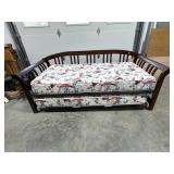 Day Bed w/Cover & Pillow Shams