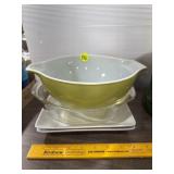 2 Pyrex Pieces & 2 Square Plates