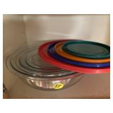 Set of 4 Pyrex Bowls w/Lids