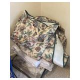 Bedding & pillows full size?