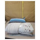 Full size quilt and pillow