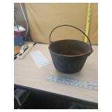 9.5" cast iron pot 3 legs