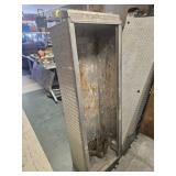 Aluminum pickup toolbox box needs lid fixed