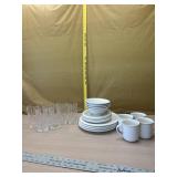 Set of 4 stoneware dishes and 6 crystal ice tea