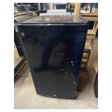 GE Small Refrigerator works 18ï¿½x19ï¿½x32ï¿½
