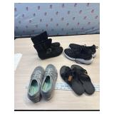 Skechers size 8 no sizes on other shoe in tote