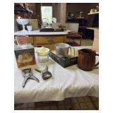 1 cup Pyrex measuring cup, juicers, flour sifter