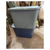 2 20 gallon totes 1 locking lid