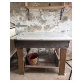 40ï¿½x27ï¿½x30ï¿½ porcelain top table and contents