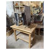 28ï¿½x22ï¿½x25ï¿½ table and stand and magazine rack