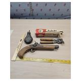 Flint lock pistol, powder horn and mold