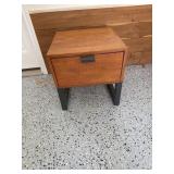 End table 18ï¿½x18ï¿½x18ï¿½