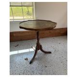 Vintage table claw foot 24ï¿½x24ï¿½x26ï¿½