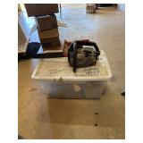 Echo CS 300 chain saw has compression and totes