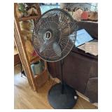 Lasko stand fan works