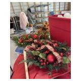 Tote with lid and Christmas decorations