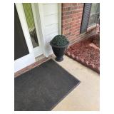 2 plastic flower pots 16ï¿½x19ï¿½