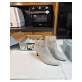 Life Stride ankle boots size 8.5 like new Bone