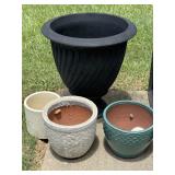 Flower Pots smaller 3 are ceramic