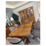 Dinning Room table  with 2 leaf and 6 chairs on