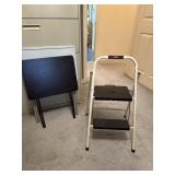 Rubbermaid step stool and 2 TV trays