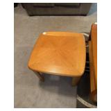 End table 27ï¿½x27ï¿½x20ï¿½