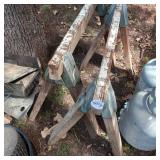 Set saw horses