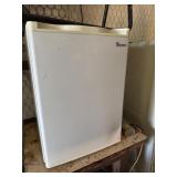 Magic Chef table top refrigerator works