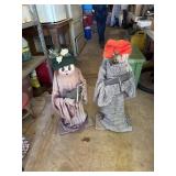 2 Christmas Carolers