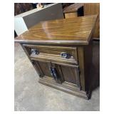 End table 24ï¿½x18ï¿½x25ï¿½