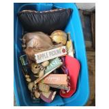 Tote with lid and decor