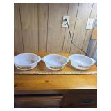 FireKing flower Dish & 2 Glasbake? With fruit