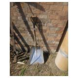 Aluminum scoop shovel