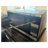 Oster Microwave Oven, 18 Wide, 10 in Tall,  12