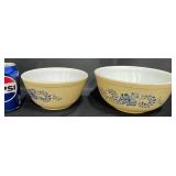 2 Pyrex Homestead Mixing Bowls 1 1/2 & 2 1/2 QT