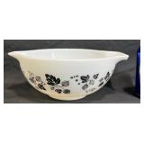 Vintage Pyrex Cinderella Gooseberry 2.5 QT Bowl