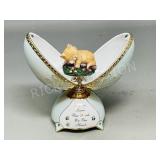 Heirloom porcelain egg ' Kitten Dreams'