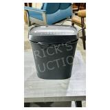 London Drugs , 8 sheet paper shredder - 16' h