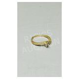 18 kt gold ring w/ diamond - size 5