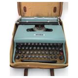 Olivetti Lettera 22 Typewriter With Case