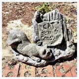 Cat crossing concrete decor