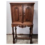 Antique Zenith radio powers on