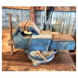 Heavy duty swivel bench vise