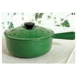 Le Creuset cast iron pot w lid