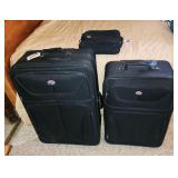 American Tourister luggage w large carry on