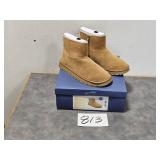 NEW Boots size (9)