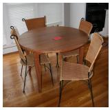 breakfast table w / 4 wicker chairs