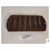 VINTAGE IRON CORNBREAD PAN WITH KERNEL DESIGN (KITCHEN BY STOVE)
