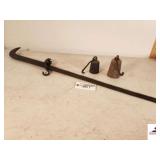 ANTIQUE CAST IRON COTTON SCALES TWO PEAS INCLUDED - GOES UP TO 40LBS - PEAS ARE PRIMITIVE AND SHOW WEAR AND RUST - BAR IS SLIGHTLY BENT - (GARAGE)